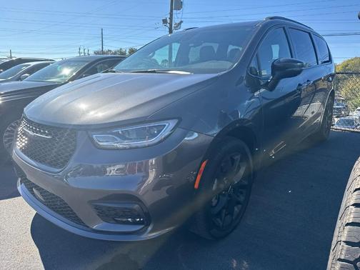 2023 Chrysler Pacifica Touring-L