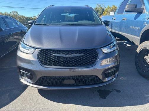 2023 Chrysler Pacifica Touring-L