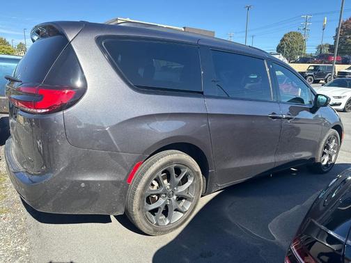2023 Chrysler Pacifica Touring-L
