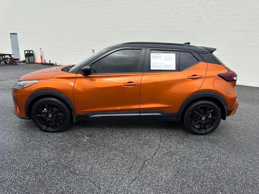 Monarch Orange / Super Black 2022 Nissan Kicks SR