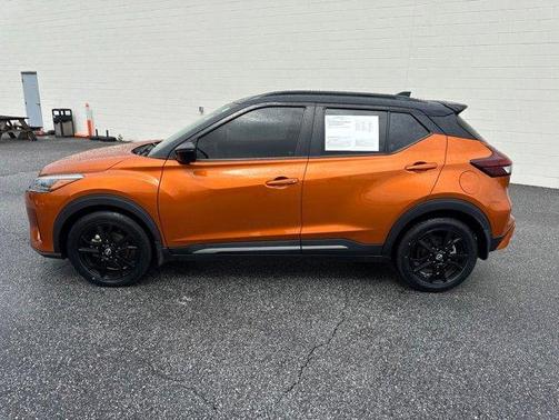Monarch Orange / Super Black 2022 Nissan Kicks SR