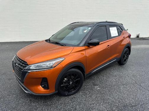 Monarch Orange / Super Black 2022 Nissan Kicks SR