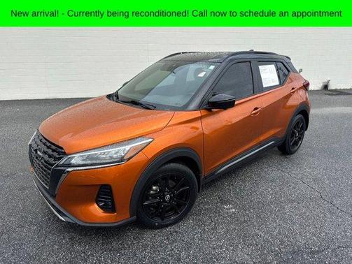 Monarch Orange / Super Black 2022 Nissan Kicks SR