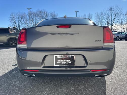 2022 Chrysler 300 Touring L