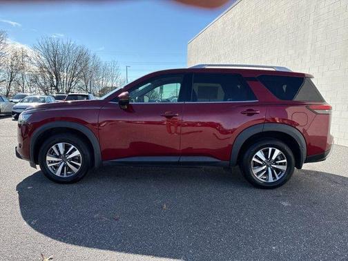 2022 Nissan Pathfinder SL
