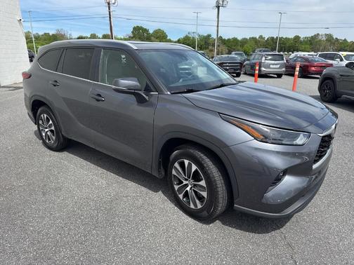 Magnetic Gray Metallic 2023 Toyota Highlander XLE