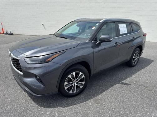 Magnetic Gray Metallic 2023 Toyota Highlander XLE