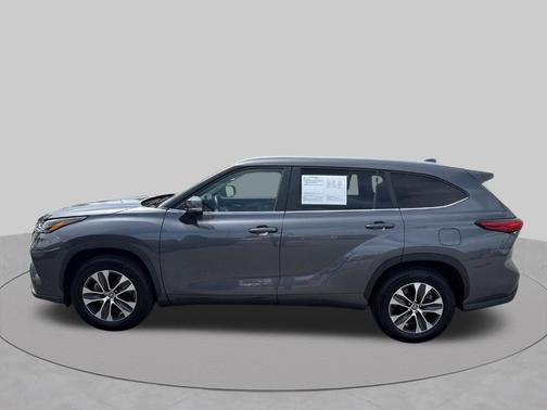 Magnetic Gray Metallic 2023 Toyota Highlander XLE