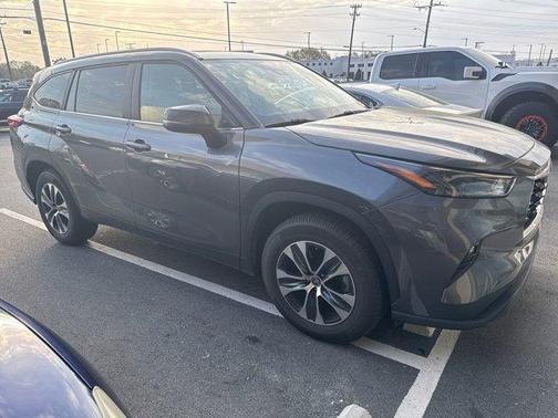 Magnetic Gray Metallic 2023 Toyota Highlander XLE