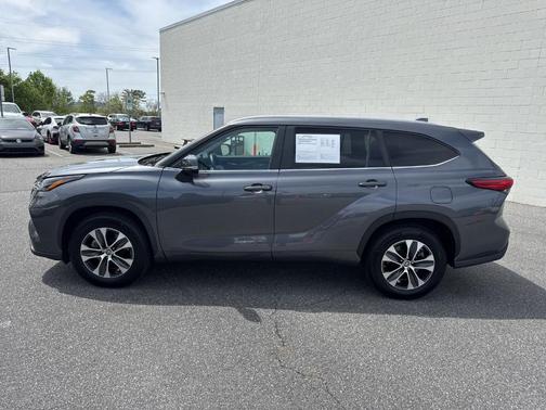 Magnetic Gray Metallic 2023 Toyota Highlander XLE