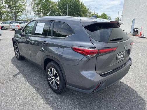 Magnetic Gray Metallic 2023 Toyota Highlander XLE