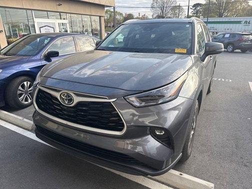 Magnetic Gray Metallic 2023 Toyota Highlander XLE
