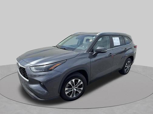 Magnetic Gray Metallic 2023 Toyota Highlander XLE