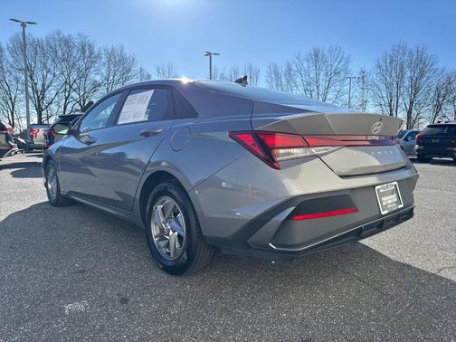 2025 Hyundai ELANTRA SE