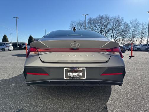2025 Hyundai ELANTRA SE