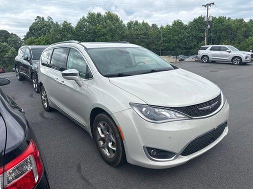 White 2017 Chrysler Pacifica Limited