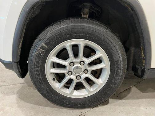Bright White Clearcoat 2018 Jeep Grand Cherokee Laredo