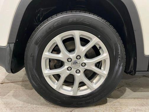 Bright White Clearcoat 2017 Jeep Cherokee Latitude