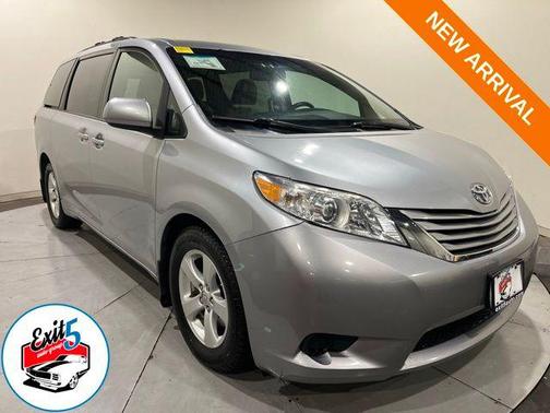 2017 Toyota Sienna LE
