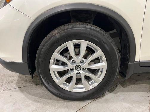 Pearl White Tricoat 2019 Nissan Rogue SV