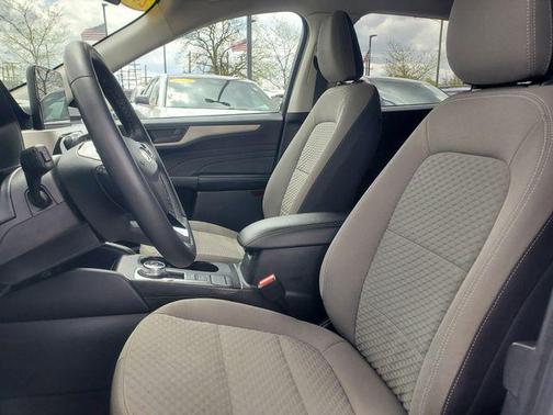 Oxford White 2022 Ford Escape SE