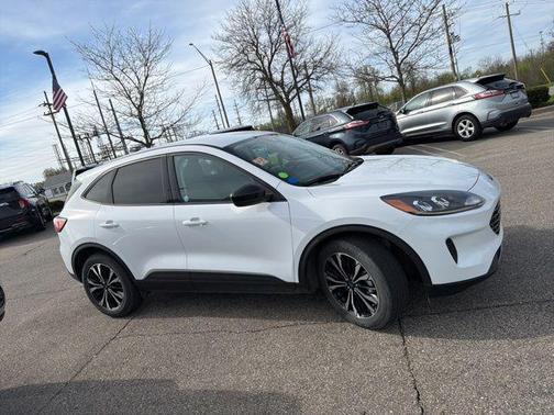 Oxford White 2022 Ford Escape SE