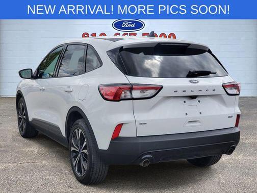 Oxford White 2022 Ford Escape SE