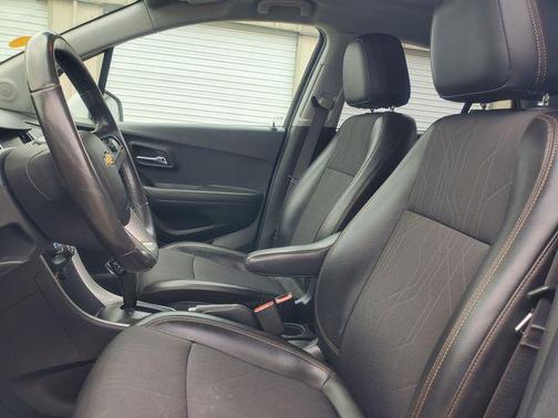 Silver Ice Metallic 2020 Chevrolet Trax LT