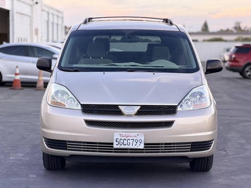Gold 2004 Toyota Sienna LE