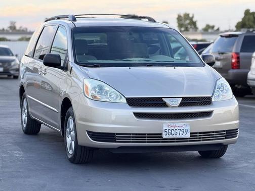 Gold 2004 Toyota Sienna LE