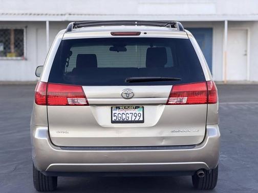 Gold 2004 Toyota Sienna LE