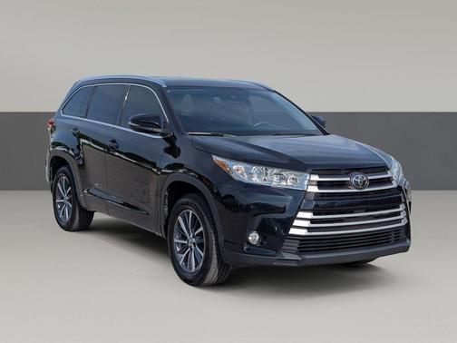 Midnight Black Metallic 2017 Toyota Highlander XLE