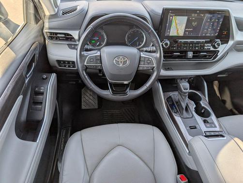 2021 Toyota Highlander Hybrid Platinum
