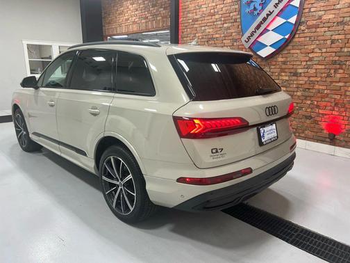 2022 Audi Q7 55 Premium Plus