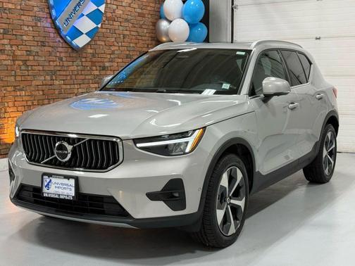 2025 Volvo XC40 B5 Plus Bright Theme