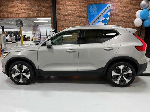 2025 Volvo XC40 B5 Plus Bright Theme