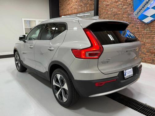 2025 Volvo XC40 B5 Plus Bright Theme