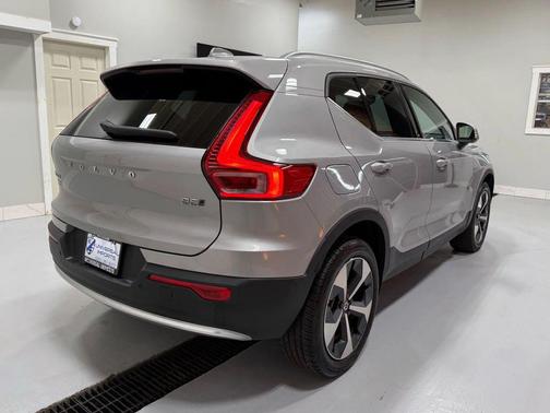 2025 Volvo XC40 B5 Plus Bright Theme