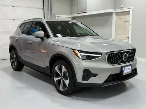 2025 Volvo XC40 B5 Plus Bright Theme