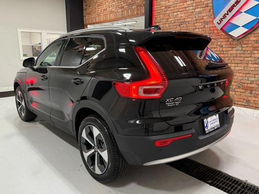 2025 Volvo XC40 B5 Plus Bright Theme