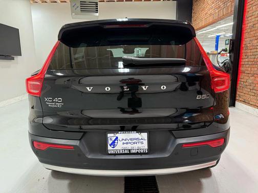 2025 Volvo XC40 B5 Plus Bright Theme