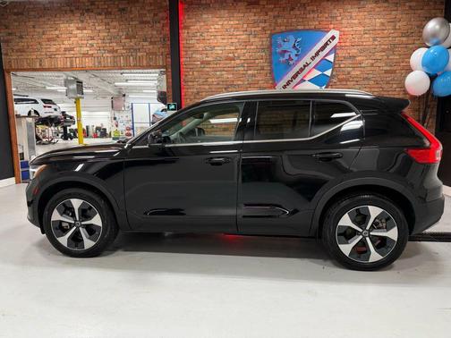 2025 Volvo XC40 B5 Plus Bright Theme