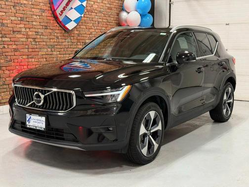 2025 Volvo XC40 B5 Plus Bright Theme