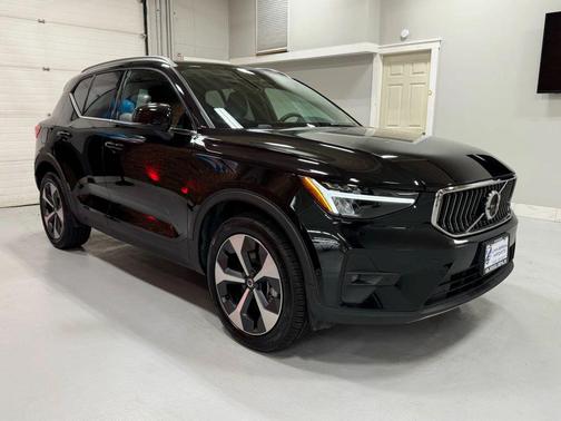 2025 Volvo XC40 B5 Plus Bright Theme