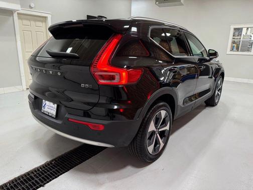 2025 Volvo XC40 B5 Plus Bright Theme