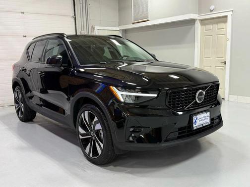 2025 Volvo XC40 B5 Plus Dark Theme