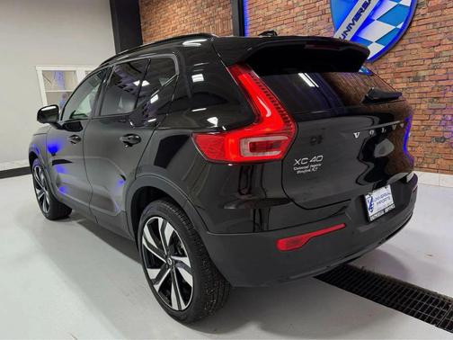2025 Volvo XC40 B5 Plus Dark Theme