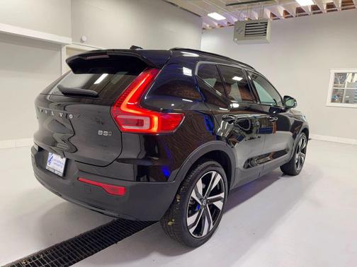 2025 Volvo XC40 B5 Plus Dark Theme