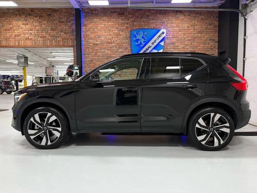 2025 Volvo XC40 B5 Plus Dark Theme