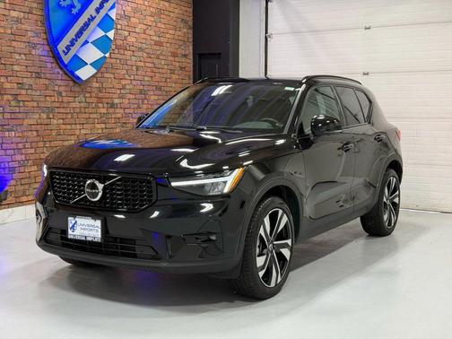 2025 Volvo XC40 B5 Plus Dark Theme